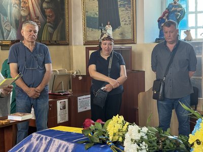 У Херсоні попрощались із загиблим на війні бійцем Андрієм Чичикалом У Херсоні попрощались із загиблим на війні бійцем Андрієм Чичикалом
