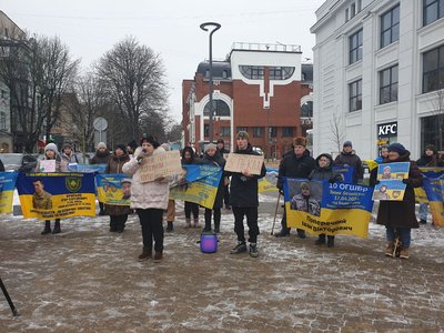 Люди з плакатами прийшли на акцію "Поверніть героїв з полону. Знайдіть безвісти зниклих", 26 грудня 2025 року, Хмельницький Люди з плакатами прийшли на акцію "Поверніть героїв з полону. Знайдіть безвісти зниклих", 26 грудня 2025 року, Хмельницький