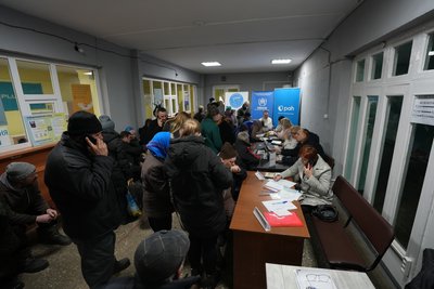 “Я в калошах — уявляєте”: як допомагають евакуйованим у транзитному центрі у Сумах