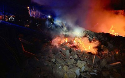 Рятувальники ліквідовують наслідки дронової атаки на Миколаїв