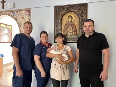 Медики лікарні святої Анни та подружжя з сином Медики лікарні святої Анни та подружжя з сином