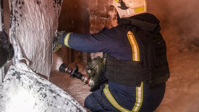 Рятувальники гасять пожежу у Немишлянському районі Харкова після атаки Росії 6 жовтня 2025 року Рятувальники гасять пожежу у Немишлянському районі Харкова після атаки Росії 6 жовтня 2025 року