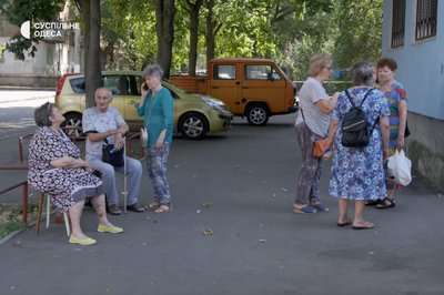 "Нас кинули": одесити не можуть повернутись у свої квартири після удару