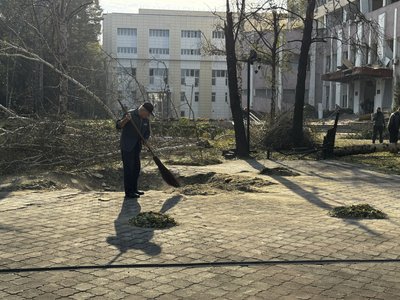 «Це вже третій обстріл»: у Сумах усувають наслідки авіаудару по СумДУ «Це вже третій обстріл»: у Сумах усувають наслідки авіаудару по СумДУ