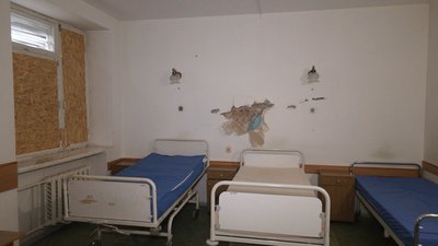 Палати без вікон та з дірявими стінами: як живе прикордонна Семенівська лікарня, яку регулярно обстрілюють росіяни Палати без вікон та з дірявими стінами: як живе прикордонна Семенівська лікарня, яку регулярно обстрілюють росіяни