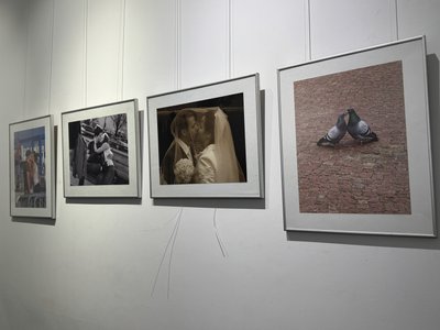 Поцілунки у Венеції й випускний в Україні: у Сумах відкрили виставку про кохання