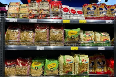 "Люди бояться, що не буде продуктів": чи є ажіотаж у магазинах Ізмаїла після перекриття траси Одеса-Рені через атаку РФ "Люди бояться, що не буде продуктів": чи є ажіотаж у магазинах Ізмаїла після перекриття траси Одеса-Рені через атаку РФ