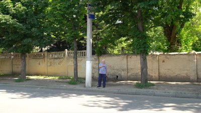"Сидять на бордюрах і пеньках": жителі мікрорайону в Кропивницькому просять встановити лавки "Сидять на бордюрах і пеньках": жителі мікрорайону в Кропивницькому просять встановити лавки