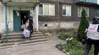 Евакуаційники організації "BASE UA" забирають людей Добропілля Донецька область 14 серпня 2025 рік.