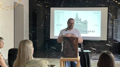 Рукотворну книгу "Ламент Херсонщини", присвячену російській окупації, показали в Миколаєві Рукотворну книгу "Ламент Херсонщини", присвячену російській окупації, показали в Миколаєві