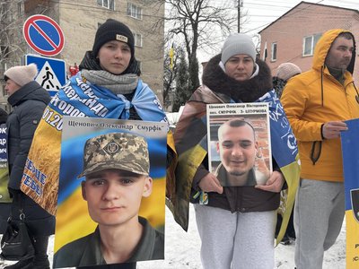"Стоятимемо доти, доки не знайдемо кожного": на Хмельниччині провели акцію на підтримку зниклих безвісти та полонених "Стоятимемо доти, доки не знайдемо кожного": на Хмельниччині провели акцію на підтримку зниклих безвісти та полонених