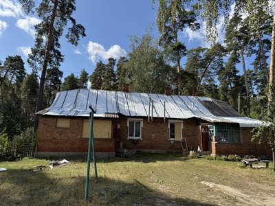 “Бах – і все, в хаті повно диму”: які наслідки ракетної атаки на Тростянець
