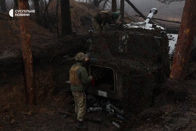 Артилерійський розрахунок 37 бригади заряджає і готує до роботи САУ 2С1 "Гвоздика" на Донеччині Артилерійський розрахунок 37 бригади заряджає і готує до роботи САУ 2С1 "Гвоздика" на Донеччині