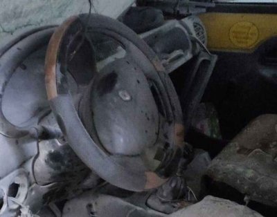 Пошкоджене внаслідок влучання дрона РФ кермо автомобіля Пошкоджене внаслідок влучання дрона РФ кермо автомобіля