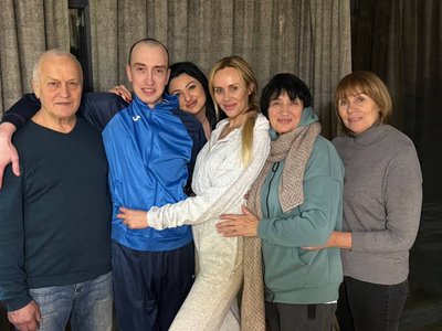 На зустріч з Тарасом приїхали батьки, дружина, тітка і двоюрідна сестра На зустріч з Тарасом приїхали батьки, дружина, тітка і двоюрідна сестра