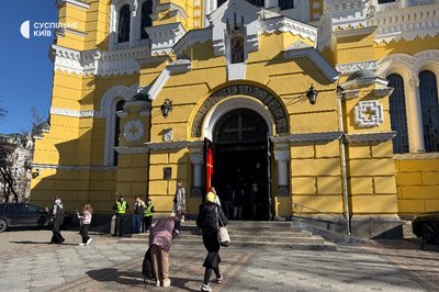 "Не я б'ю, верба б'є": як кияни відзначають Вербну неділю "Не я б'ю, верба б'є": як кияни відзначають Вербну неділю