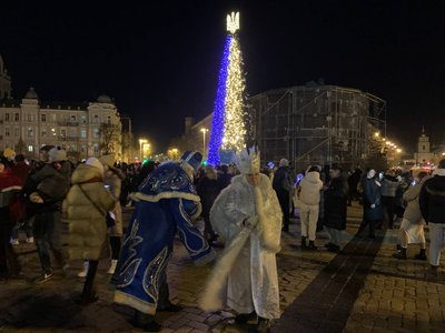 У Києві біля ялинки зібралися кілька сотень людей У Києві біля ялинки зібралися кілька сотень людей