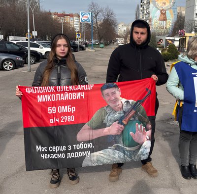 Місцева жителька Ольга (ліворуч) Місцева жителька Ольга (ліворуч)