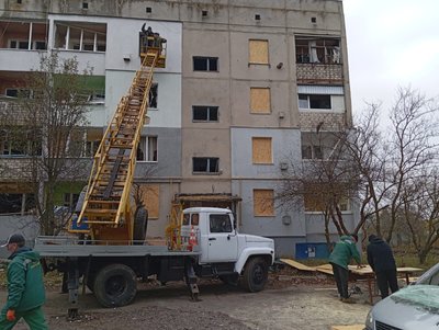 Робітники встановлюють OSB на місці вибитих вікон внаслідок удару РФ по Приколотному Робітники встановлюють OSB на місці вибитих вікон внаслідок удару РФ по Приколотному