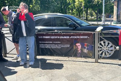 Люди принесли квіти до місць сутичок 2 травня в Одесі Люди принесли квіти до місць сутичок 2 травня в Одесі