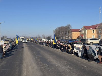 Провели "живим коридором": на Черкащині попрощались з військовослужбовцем Провели "живим коридором": на Черкащині попрощались з військовослужбовцем