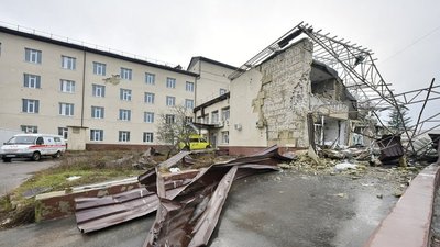 Відбудувати, щоб знову втратити: чому держава зводить школи й дороговартісні лікарні близько до фронту Відбудувати, щоб знову втратити: чому держава зводить школи й дороговартісні лікарні близько до фронту