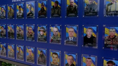 "Будемо приходити, дивитися на них": у Новгороді-Сіверському на Чернігівщині відкрили "Алею надії" "Будемо приходити, дивитися на них": у Новгороді-Сіверському на Чернігівщині відкрили "Алею надії"