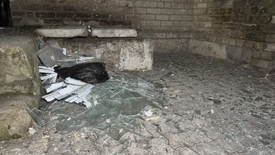Уламки від скла поруч із багатоповерхівкою