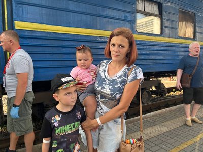 Заявок побільшало втричі. Волонтери евакуйовують до Дніпра жителів Донеччини Заявок побільшало втричі. Волонтери евакуйовують до Дніпра жителів Донеччини
