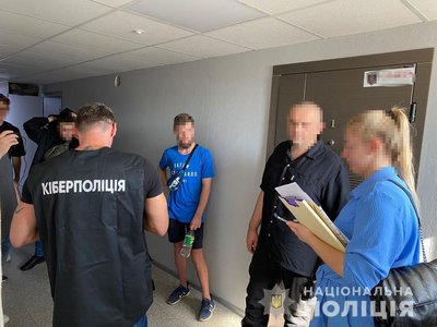 В Одесі викрили "ботоферму", яка поширювала фейкові новини про ЗСУ В Одесі викрили "ботоферму", яка поширювала фейкові новини про ЗСУ