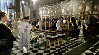 У Львові попрощалися з матір'ю і донькою, які загинули через ракетний удар У Львові попрощалися з матір'ю і донькою, які загинули через ракетний удар