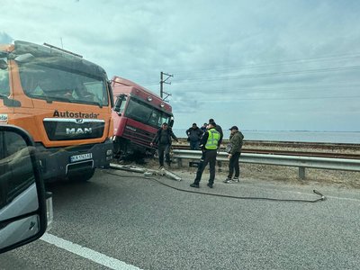 Дамбу перекривали: поблизу Черкас зіштовхнулися дві вантажівки Дамбу перекривали: поблизу Черкас зіштовхнулися дві вантажівки
