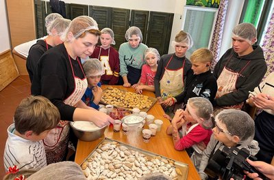 Майже 8 кг кіфликів спекли вимушені переселенці під час майстер-класу в Ужгороді Майже 8 кг кіфликів спекли вимушені переселенці під час майстер-класу в Ужгороді