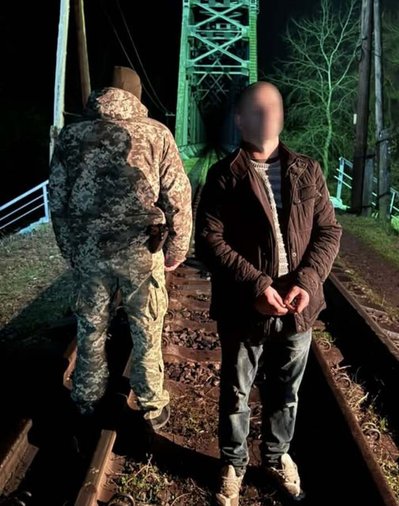 Йшов у темряві колією у напрямку України: Чопські прикордонники затримали іноземця Йшов у темряві колією у напрямку України: Чопські прикордонники затримали іноземця