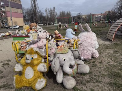 "Страшно, коли ти ховаєш своїх дітей": рік після ракетного удару по дитмайданчику у Кривому Розі "Страшно, коли ти ховаєш своїх дітей": рік після ракетного удару по дитмайданчику у Кривому Розі