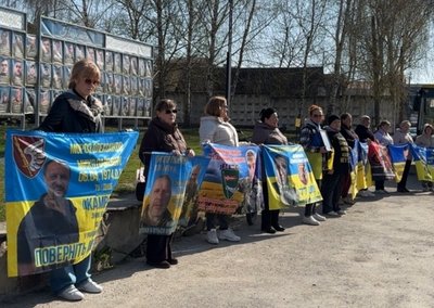 Близько 100 людей доєдналися до акції в підтримку полонених та зниклих безвісти, 14 квітня 2026 року, Хмельниччина Близько 100 людей доєдналися до акції в підтримку полонених та зниклих безвісти, 14 квітня 2026 року, Хмельниччина