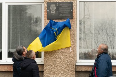 В Ужгороді відкрили меморіальну дошку на честь полеглого захисника Ігоря Прокопова В Ужгороді відкрили меморіальну дошку на честь полеглого захисника Ігоря Прокопова