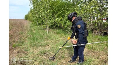 На Чернігівщині вилучили та знищили два касетні елементи, мінометну міну та авіаційну бомбу ФАБ-500 На Чернігівщині вилучили та знищили два касетні елементи, мінометну міну та авіаційну бомбу ФАБ-500