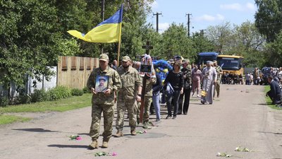 На Чернігівщині поховали військових Василя Вертюченка, Владислава Добрелю та Сергія Гурбика На Чернігівщині поховали військових Василя Вертюченка, Владислава Добрелю та Сергія Гурбика
