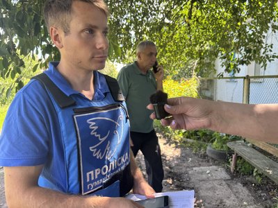 Російські військові авіабомбою вбили трьох людей у Сумах. Репортаж