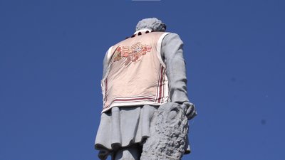 У Дніпрі на пам’ятники Тарасові Шевченку та Олександрові Полю одягли патріотичні вбрання У Дніпрі на пам’ятники Тарасові Шевченку та Олександрові Полю одягли патріотичні вбрання