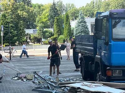 "Працюватимемо, реагуючи на сповіщення про тривогу" — працівник магазину ТЦ у Дніпрі, пошкодженого через атаку РФ "Працюватимемо, реагуючи на сповіщення про тривогу" — працівник магазину ТЦ у Дніпрі, пошкодженого через атаку РФ