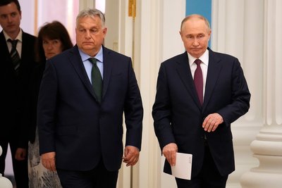Прем'єр-міністр Угорщини Віктор Орбан та лідер Росії Володимир Путін заходять до зали для участі у спільній прес-конференції після переговорів у Кремлі в Москві, Росія, 5 липня 2024 року Прем'єр-міністр Угорщини Віктор Орбан та лідер Росії Володимир Путін заходять до зали для участі у спільній прес-конференції після переговорів у Кремлі в Москві, Росія, 5 липня 2024 року