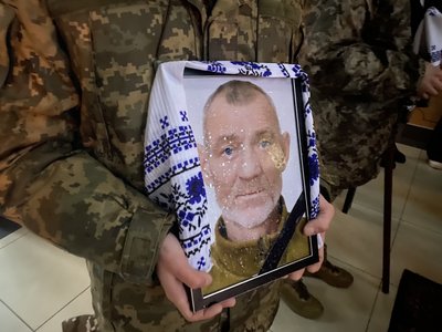 У Південноукраїнську провели в останню путь воїна Олександра Туза У Південноукраїнську провели в останню путь воїна Олександра Туза