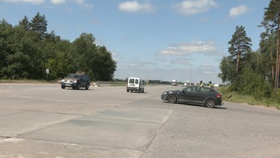 На перехресті на об'їзній Житомира водіям доводиться пильнувати дорожню обстановку, щоб не потрапити в аварію На перехресті на об'їзній Житомира водіям доводиться пильнувати дорожню обстановку, щоб не потрапити в аварію