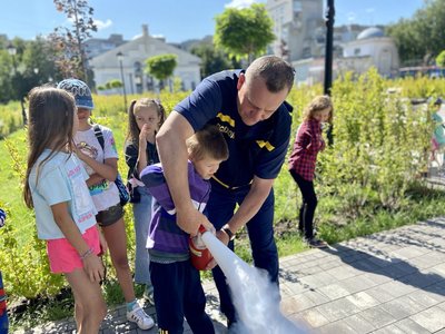 Металошукачі, гранати та міни: рятувальники ДСНС для дітей літніх таборів у Житомирі влаштували гру-навчання Металошукачі, гранати та міни: рятувальники ДСНС для дітей літніх таборів у Житомирі влаштували гру-навчання