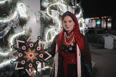 Жителька Харкова Ольга Толстая колядує 24 грудня 2025 року Жителька Харкова Ольга Толстая колядує 24 грудня 2025 року