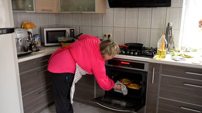 Переселенка з Ялти Надія Терентьєва готує обрядовий хліб надазовських греків Запоріжжя 4 квітня 2025 рік Переселенка з Ялти Надія Терентьєва готує обрядовий хліб надазовських греків Запоріжжя 4 квітня 2025 рік