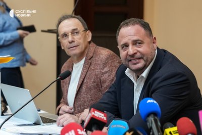 Колишній керівник Офісу президента Андрій Єрмак з адвокатом під час засідання ВАКС, 13 травня 2026 року Колишній керівник Офісу президента Андрій Єрмак з адвокатом під час засідання ВАКС, 13 травня 2026 року