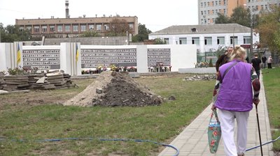 Закінчується місце: у Черкасах розширятимуть стелу Героїв під фото полеглих Закінчується місце: у Черкасах розширятимуть стелу Героїв під фото полеглих